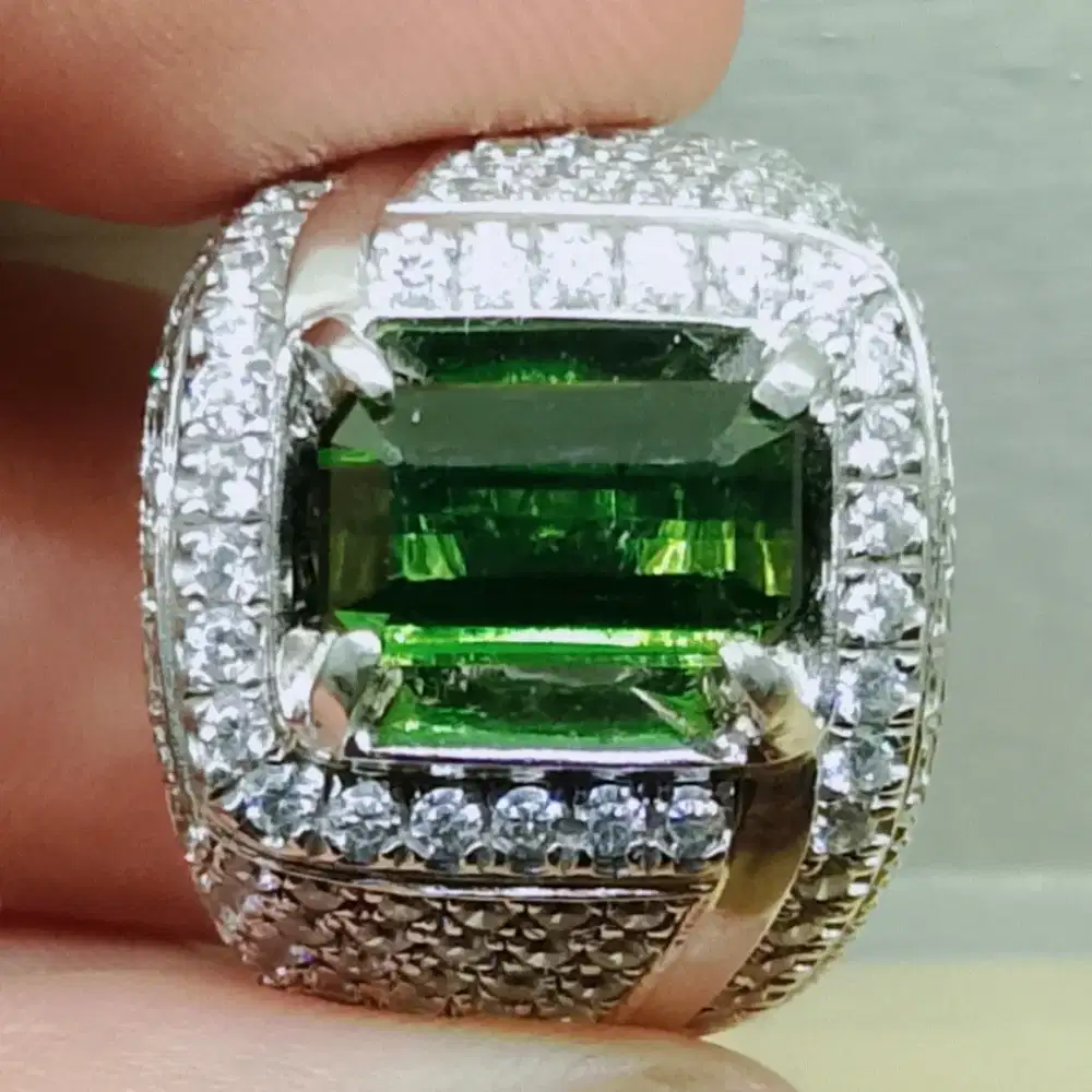 Natural Green Tourmaline • 2.54 Cts