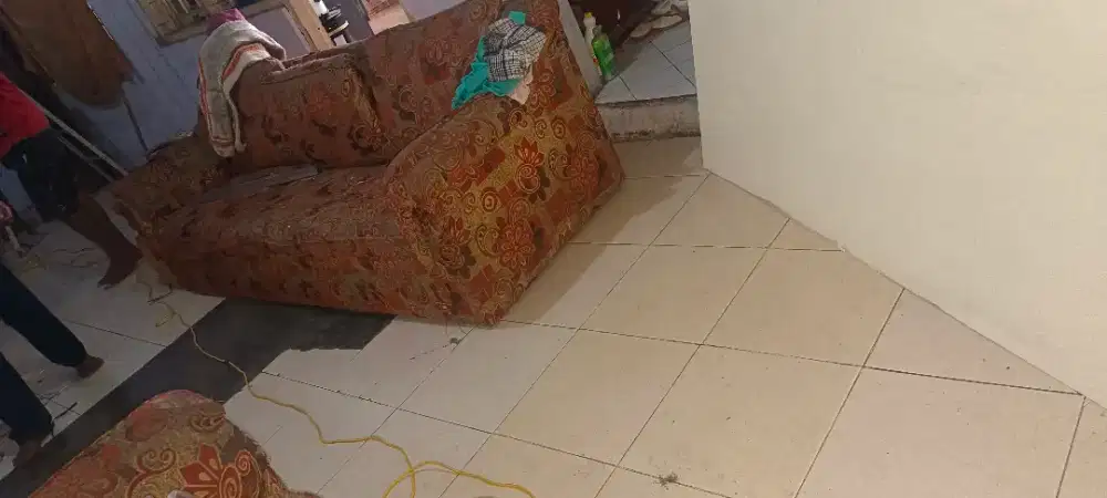 Kursi, sofa, lukisan dan lainnya