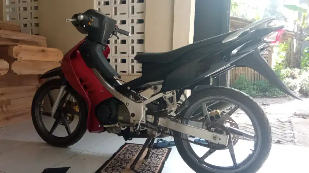Satria hiu 2004 merah hitam