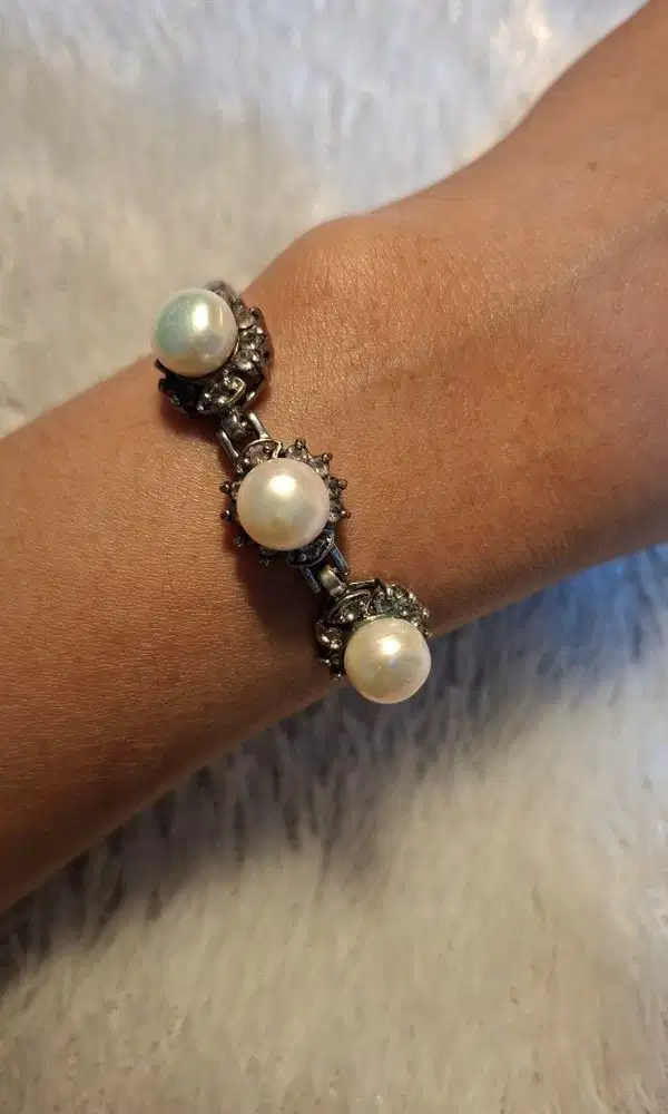 Gelang model link bracelet klasik dengan dekorasi mutiara