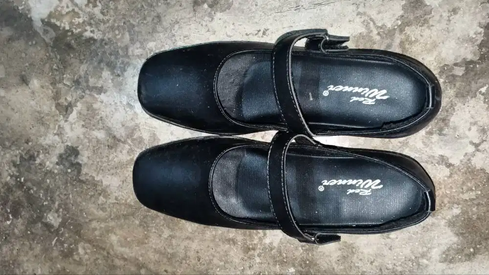 Sepatu ini cocok untuk acara formal dan memiliki model marry jane