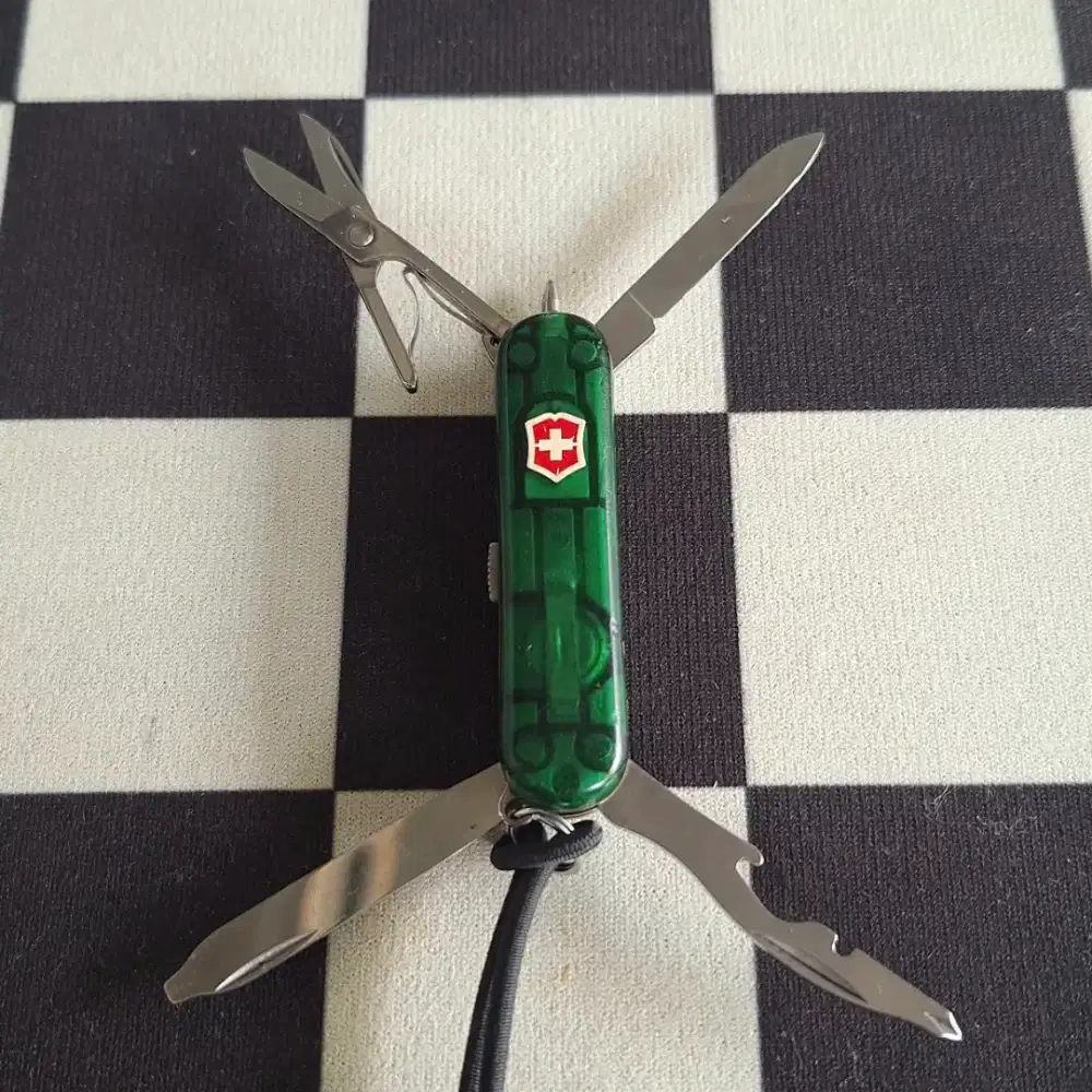 Victorinox midnite manager emerald green translucent scales 0.6366 T4