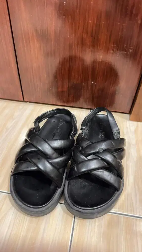 Sandal wanita santai pergi