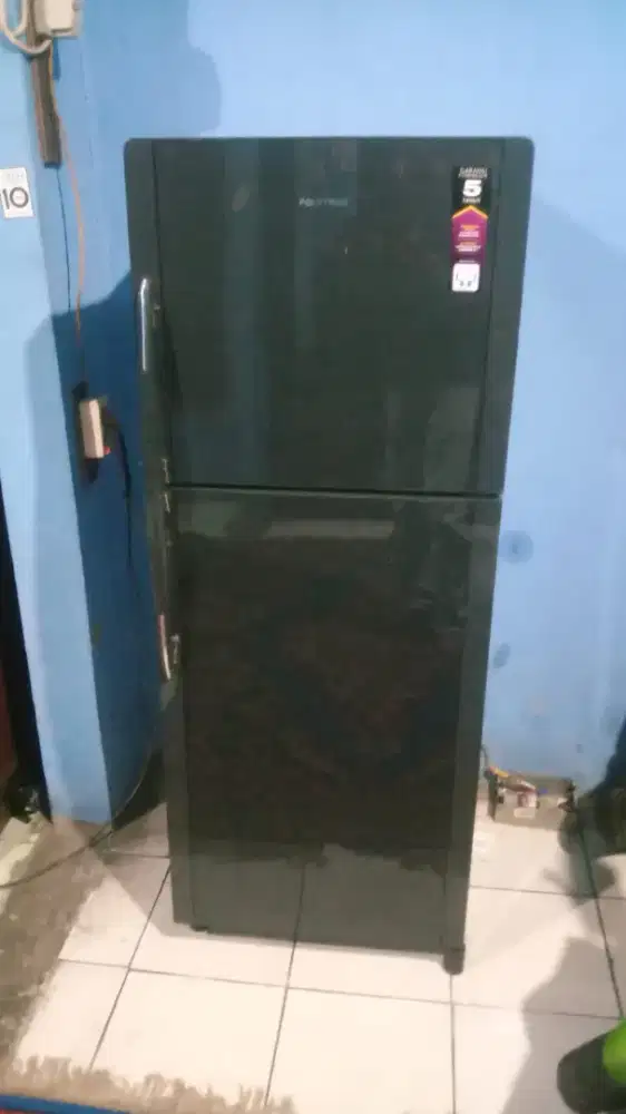 Dijual kulkas 2pintu POLYTRON mesin ORI KONDISI NORMAL rak lengkap