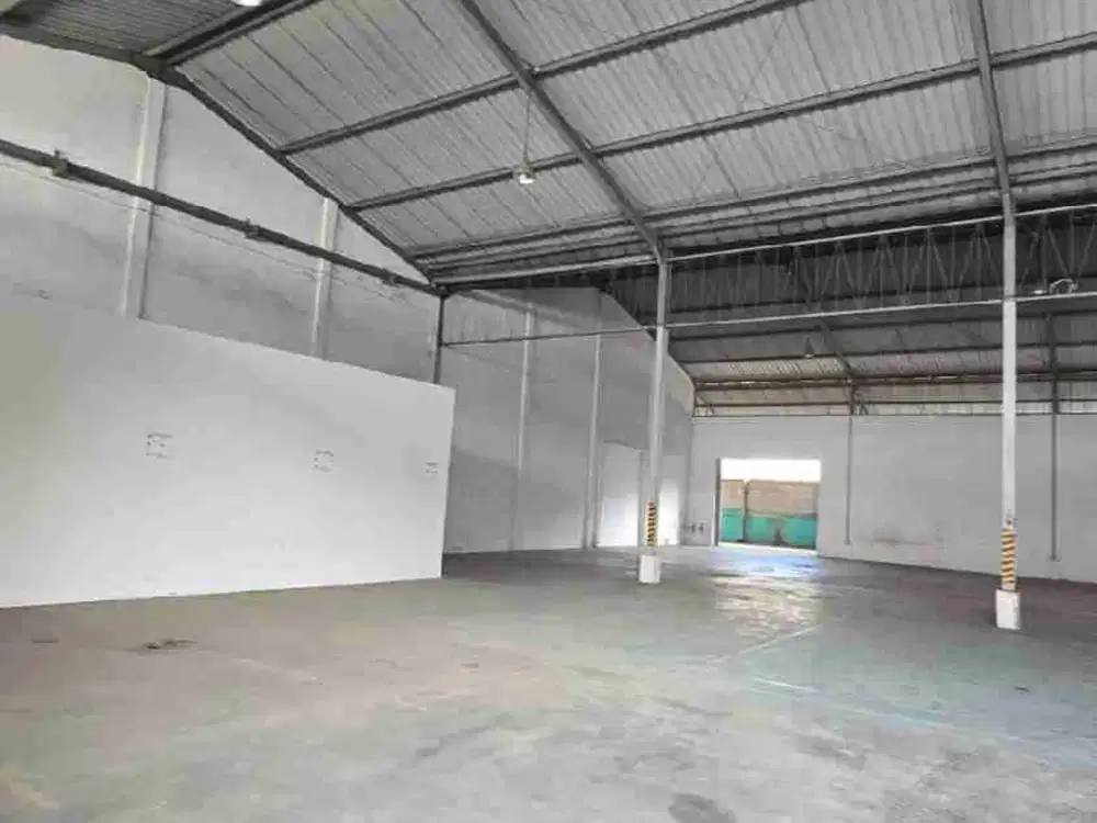 SEWA GUDANG RAYA RUNGKUT INDUSTRI LUAS BANGUNAN 2000 ADA LOADING DOCK JALAN UTAMA AKSES CONTAINER ADA KANTOR 2 LANTAI BAGUS SIAP PAKAI