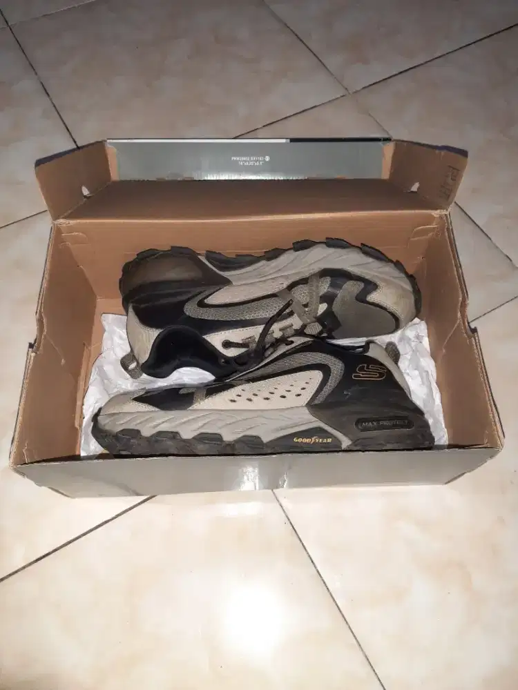 Sepatu skechers max protect size43