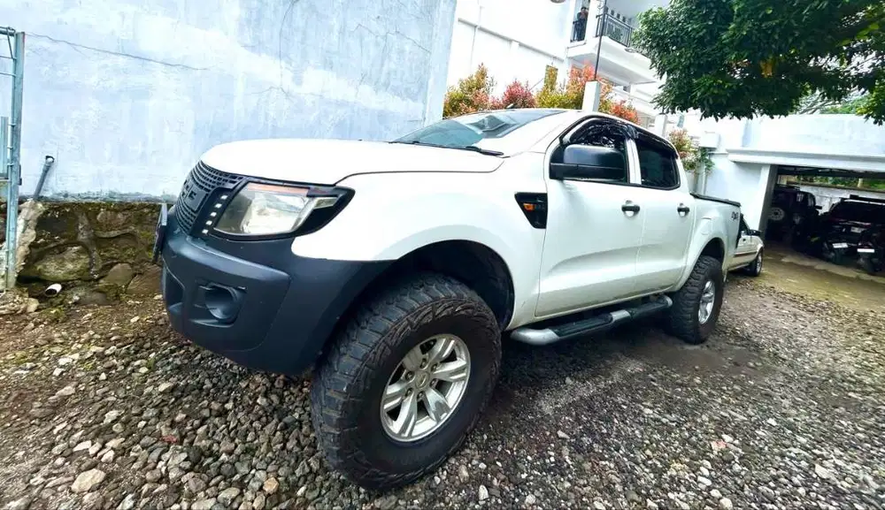 Ford Ranger Putih