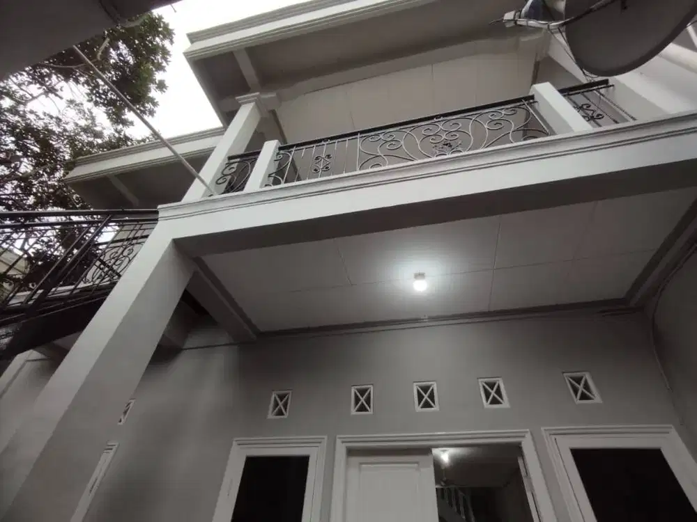 Disewakan Rumah 2 Lantai Pinggir Jalan – Kemang Raya | Cocok Hunian /