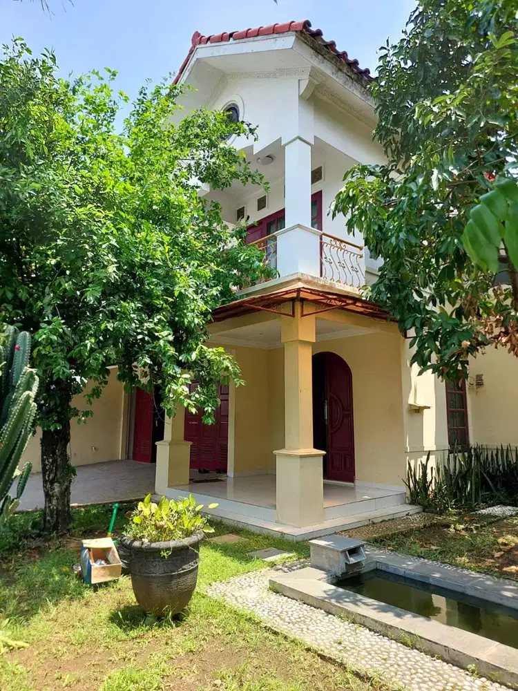 Rumah Mewah Halaman Luas dekat Pakuwon Mall