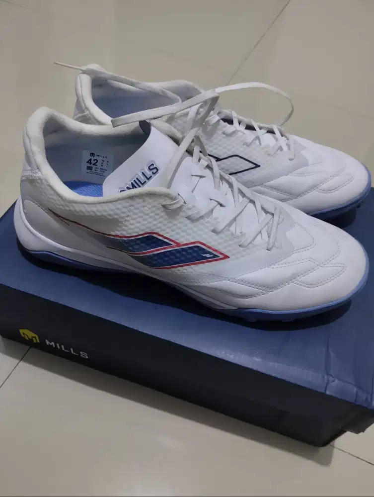 Sepatu bola mini soccer Mills nomor 42