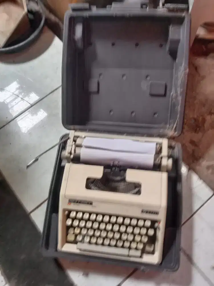 Mesin ketik jadul arori type 205