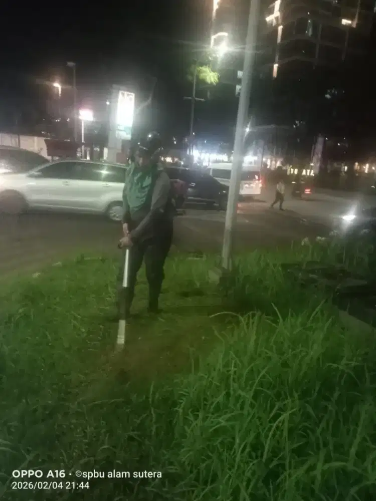 Saya menerima jasa potong rumput taman kebon dll