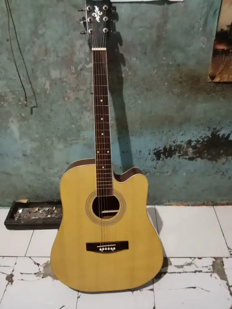 Gitar akustik yamaha.