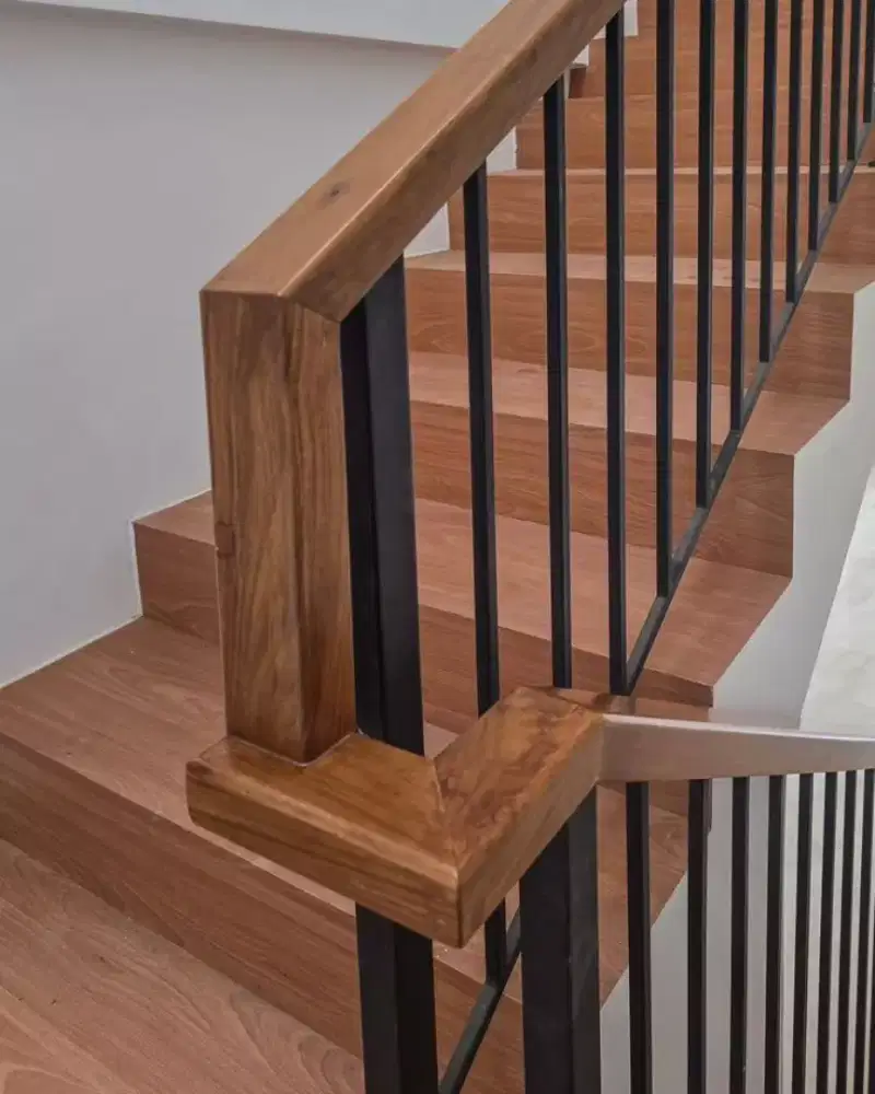 Relling Tangga Hollow Galvanis Pegangan Kayu