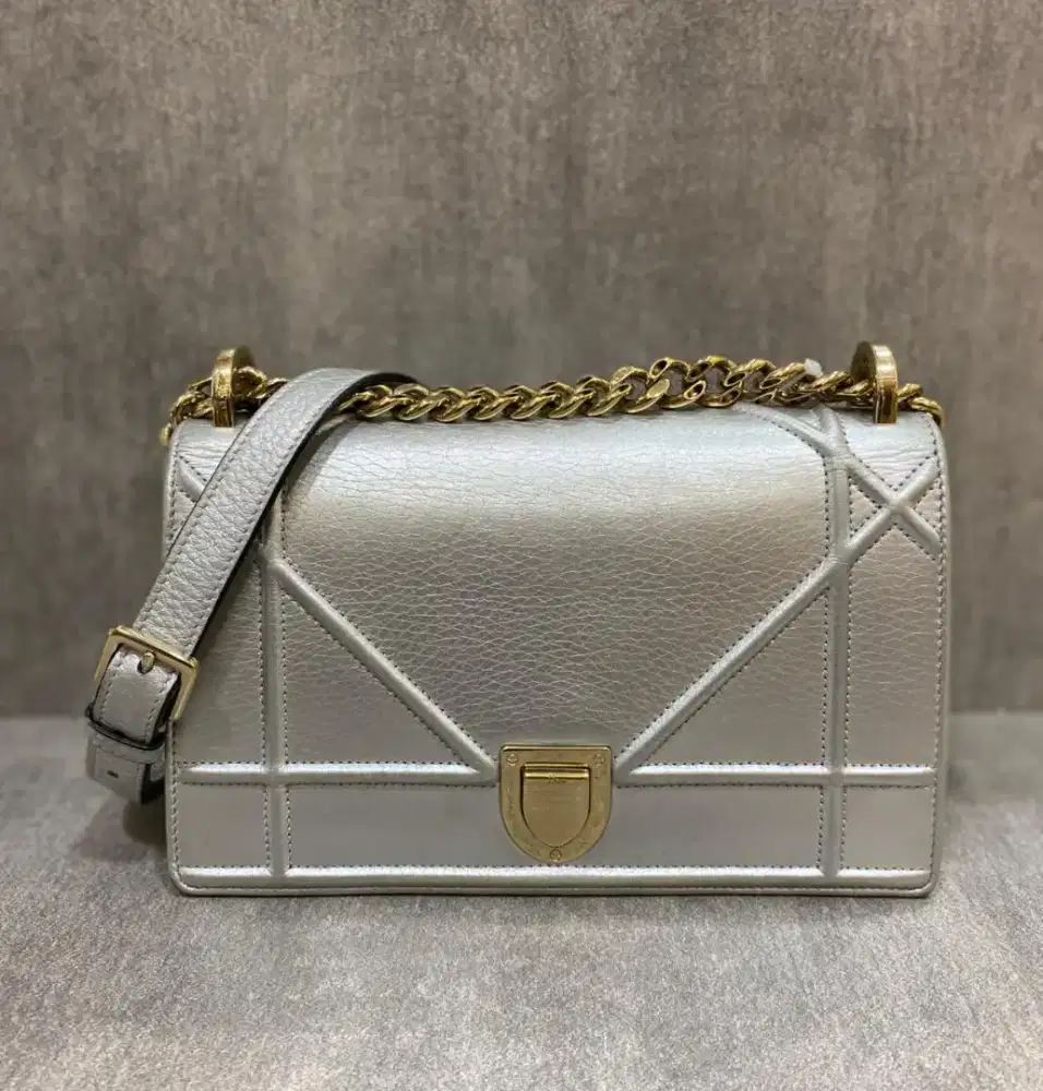 Christian Dior
Metallic Grained Calfskin Diorama Chain Wallet Silver