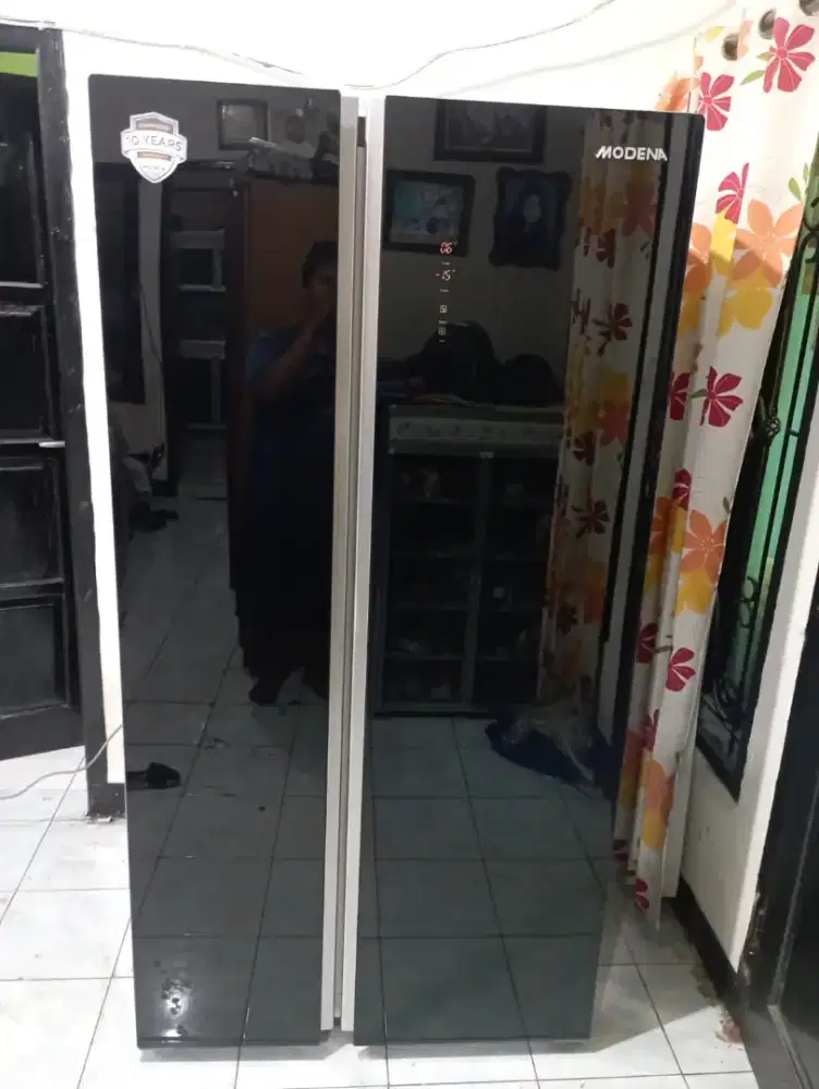 Kulkas SBS cermin merk modena