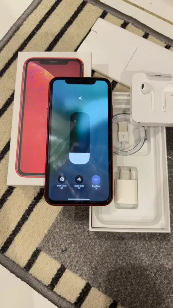 Iphone Xr Red 64GB Lengkap Mulus Terdaftar