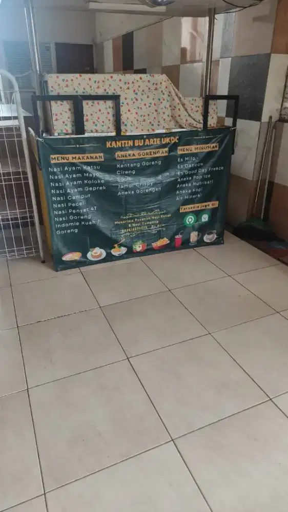 jaga stand makanan di fakultas