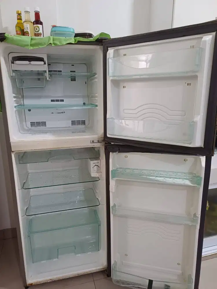 Kulkas di jual tipe lupa , kulkas ada di tempat liat aja dlu