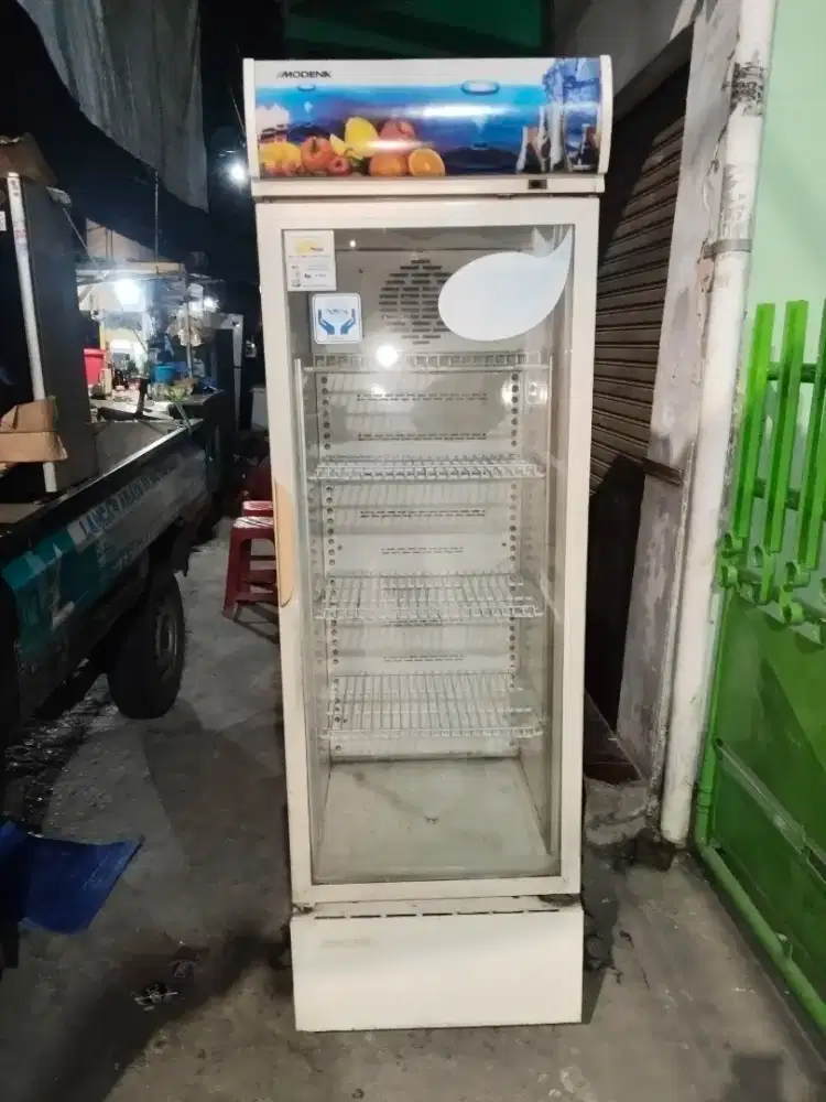Showcase modena jumbo  kondisi bagus normal dingin siap pakai