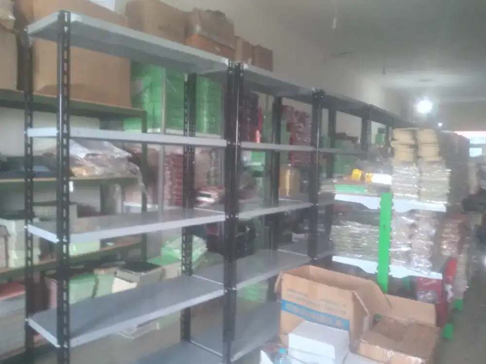 Rak siku besi lubang