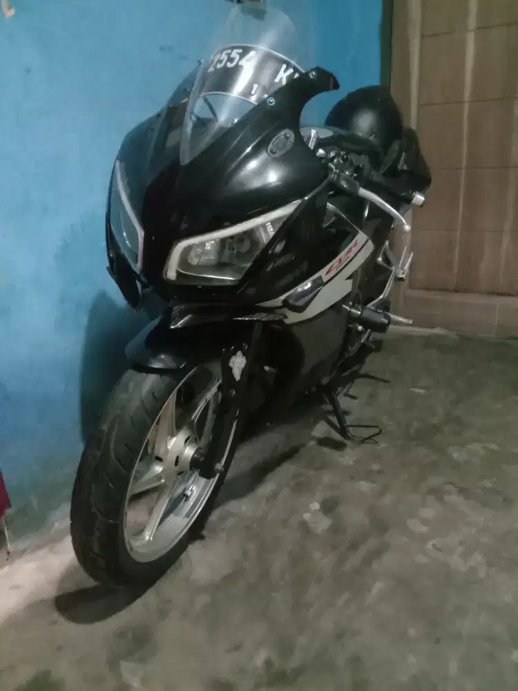 Honda CBR 150R 2015