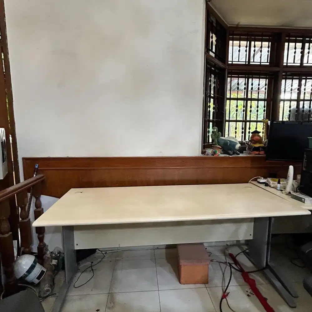 Meja Kantor (63 x29,5x74 cm)