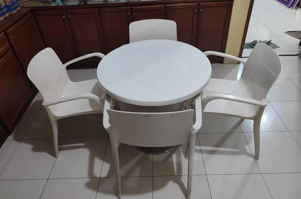 Meja Makan dan Bangku