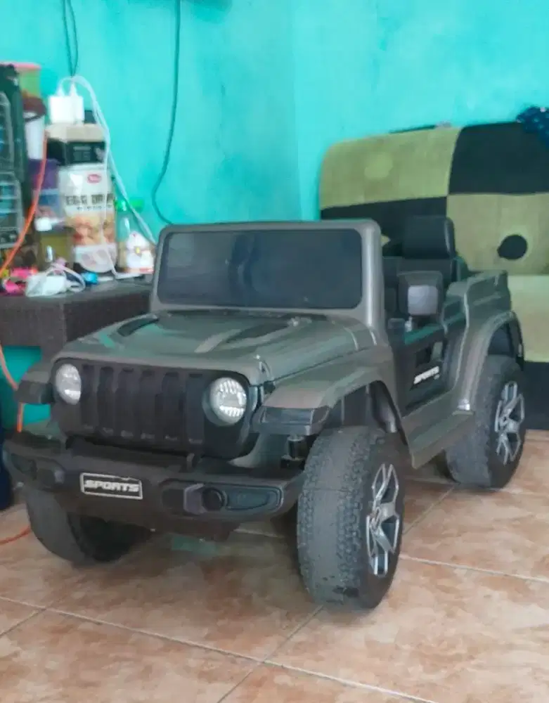 Mobil mainan Jeep anak pakai aki
