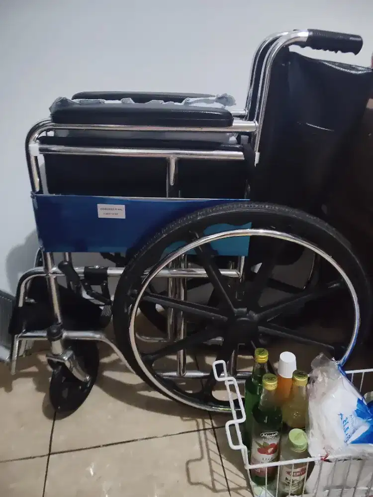 Kursi roda kondisi masih baru beberapa kali pakai