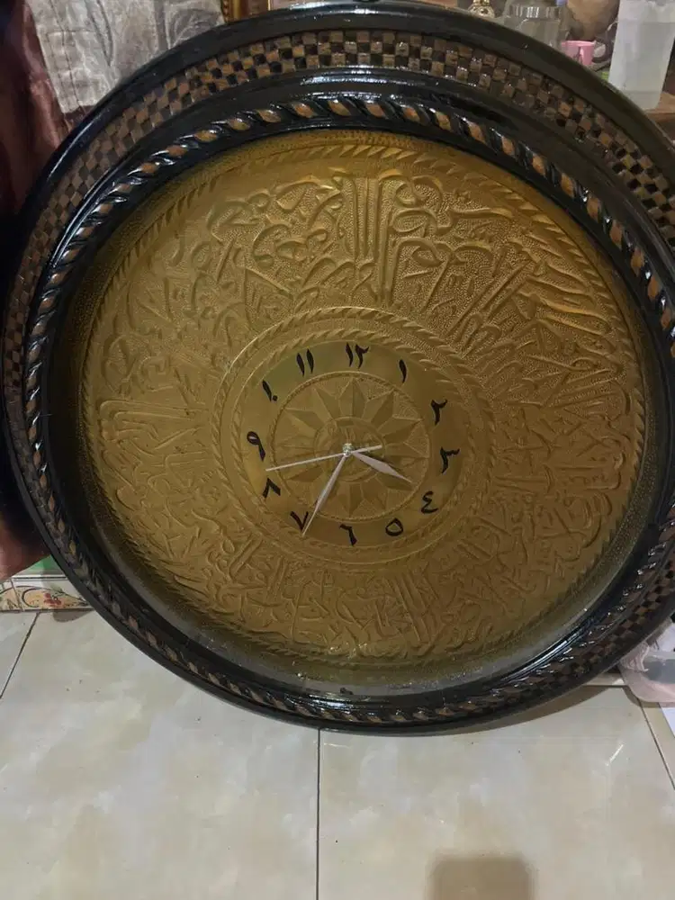 Jam hias berukuran besar