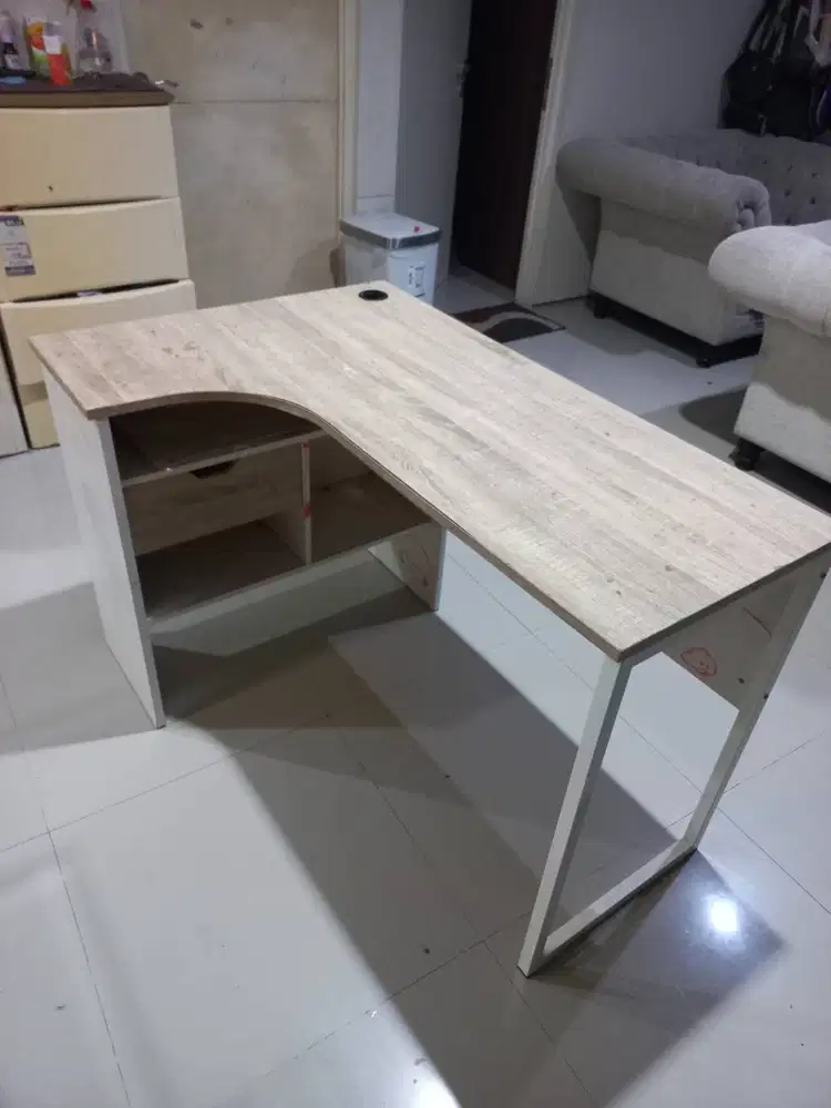Meja Komputer Atria Akili White Oak kondisi masih bagus