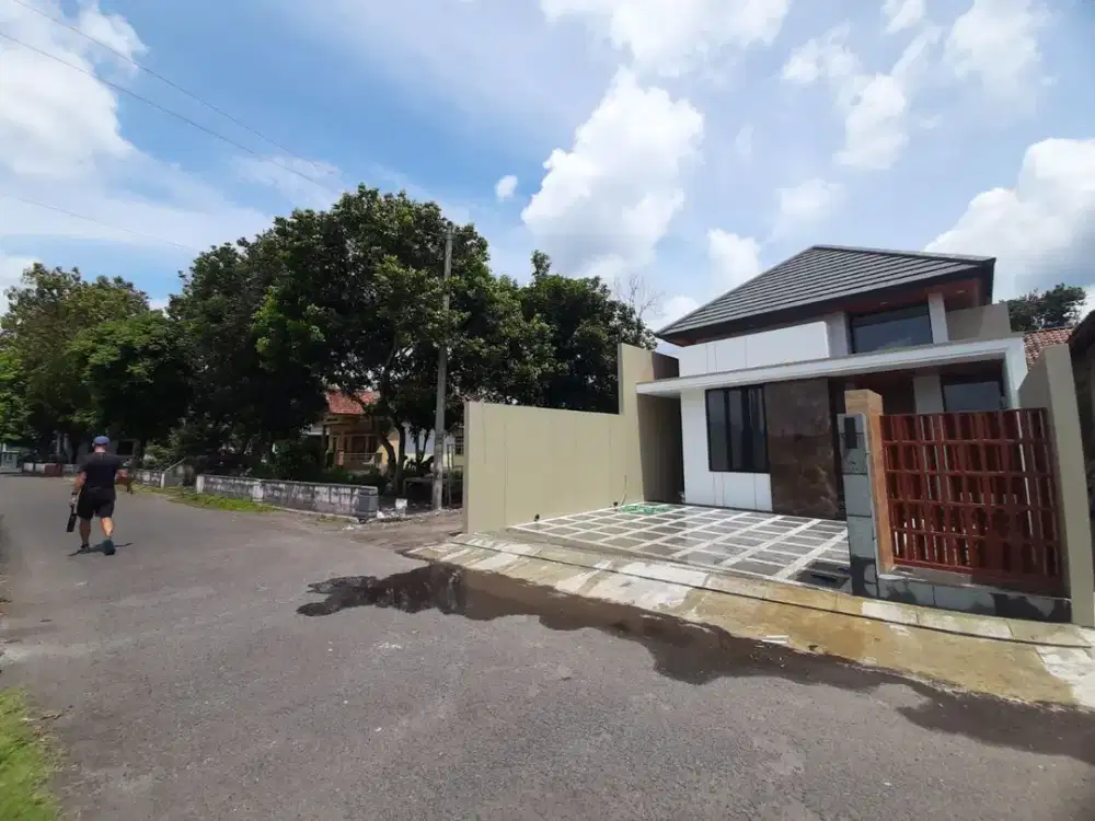 Rumah Modern Tropis dekat Pasar Gentan Jalan Kaliurang km10 Ngaglik Sleman