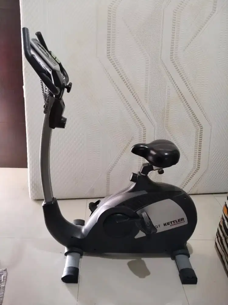 Sepeda statis untuk ngegym merk Kettler