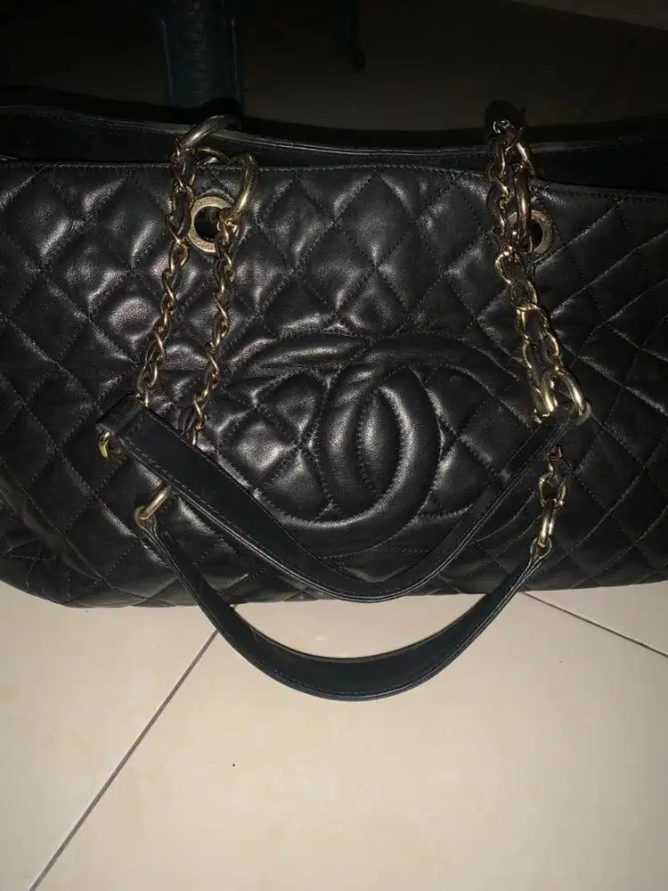 Dijual tas CHANEL CLASSICQUILTED TOTE WARNA HITAM