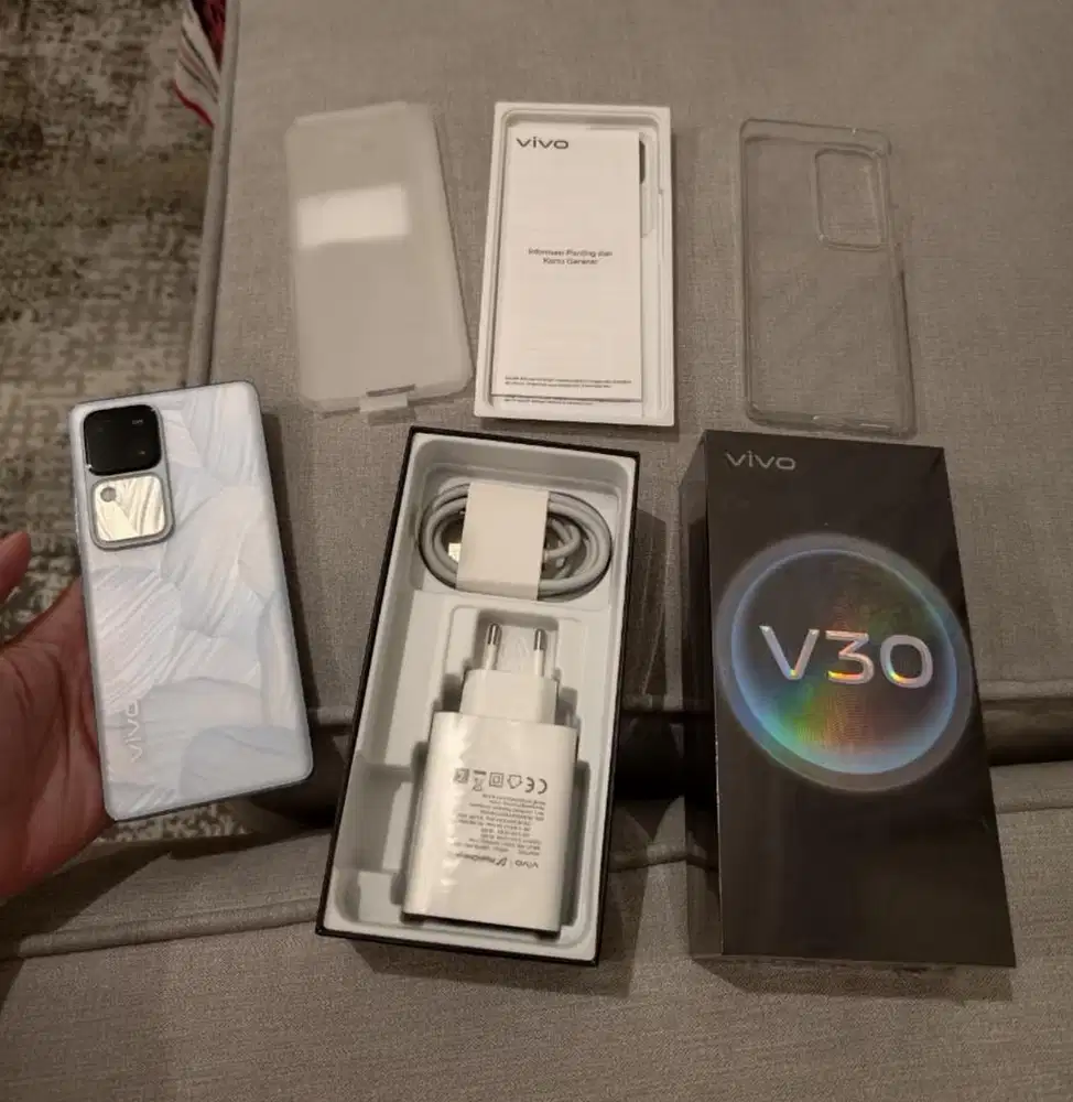 Vivo V30 5G Amoled 8/256Gb RESMI lengkap like new jarang pakai