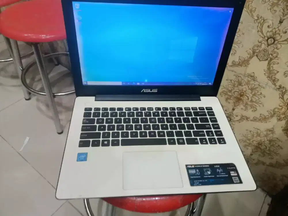 Lactop Asus X453s minus ada bintik putih d layar lainnya normal smua