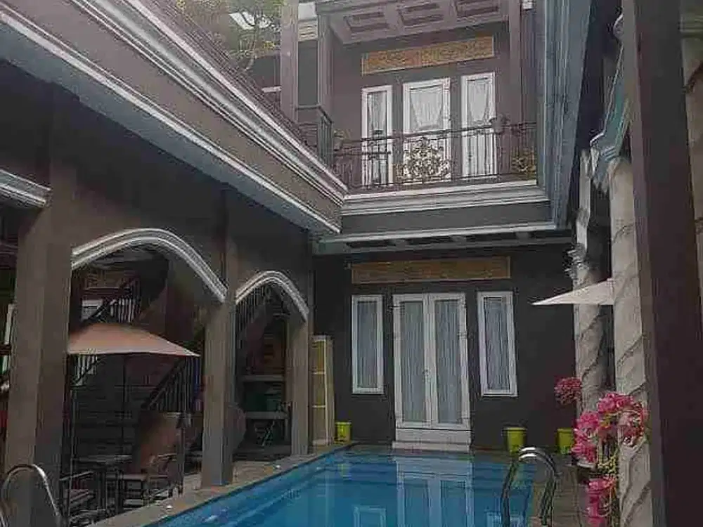 Rumah Mewah 2 1/2 Lantai Ada Kolam Renang, Posisi Strategis!