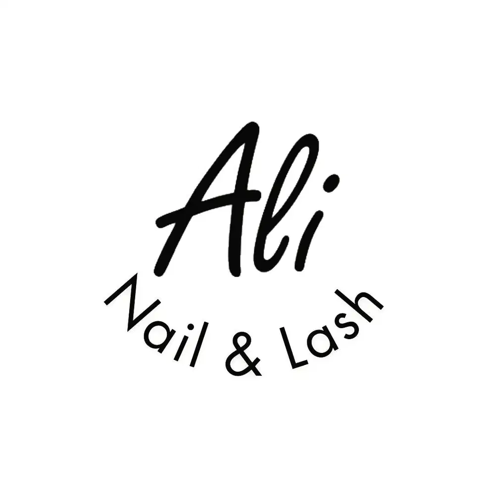 Nail artist / manicurist