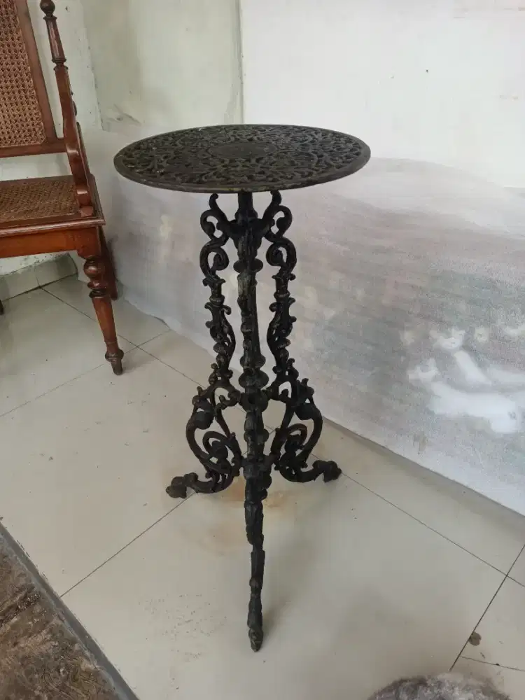 Meja Teras Besi Antik Abad 19