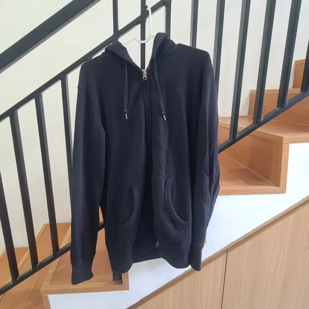 Jaket ziphoodie merk Uniqlo original warna hitam pekat size L like new