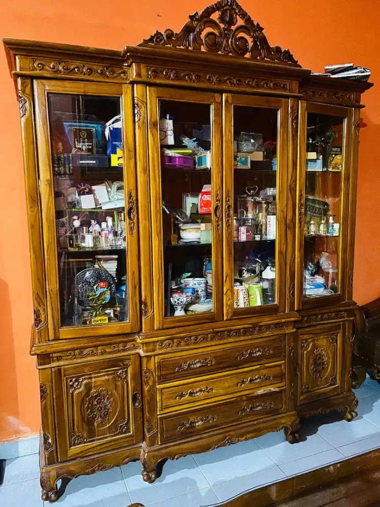 Dijual Lemari dan Set Kursi Jati