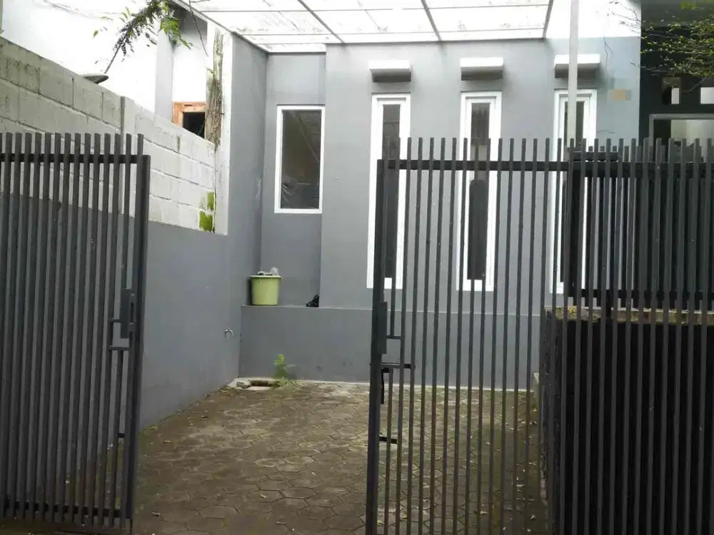 Dijual / Disewa
Rumah 
Setraduta cemara
Luas tanah : 114m2
Luas bangunan : 140m2
Status : shm
Listrik : 2200 token
2 kamar tidur, 1 kamar pembantu, 1 kamar mandi utama, 1 wc, 1 kamar mandi pembantu.

Hrg jual 2.85M
Harga sewa 75 jt/thn

Ne