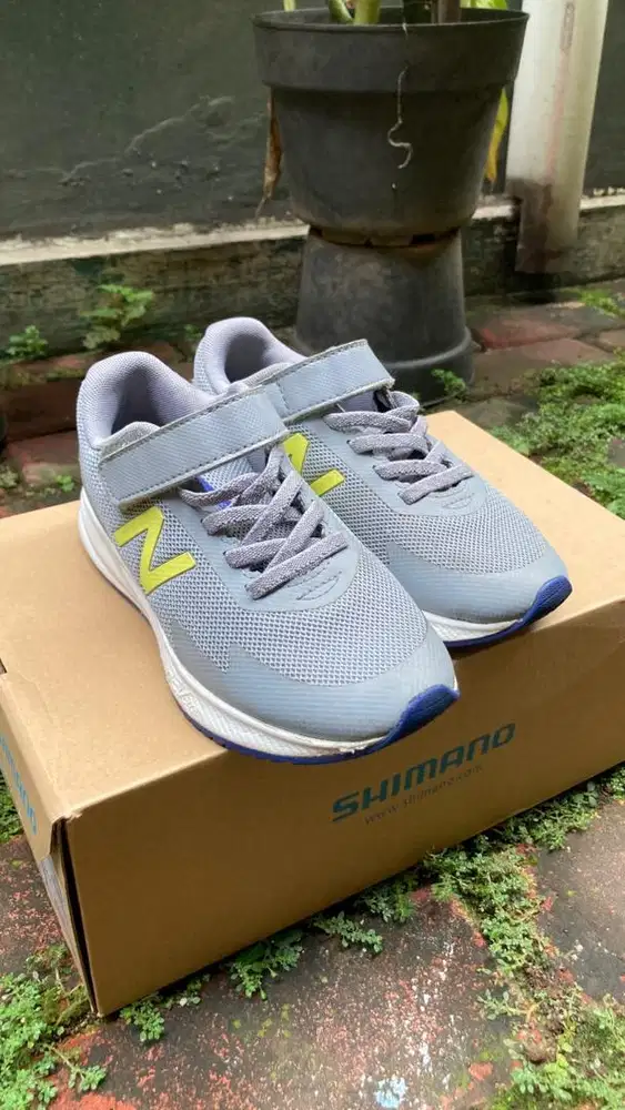 Sepatu anak New Balance 611