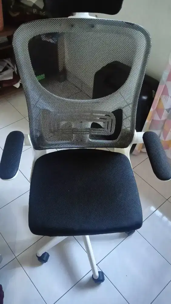 Kursi untuk komputer sudah dirakit