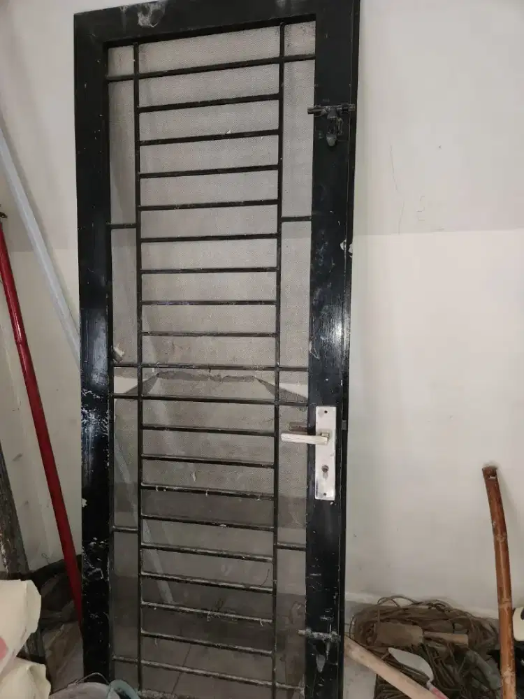 Pintu Besi 1 unit pintu kaca rangka aluminium 2 unit