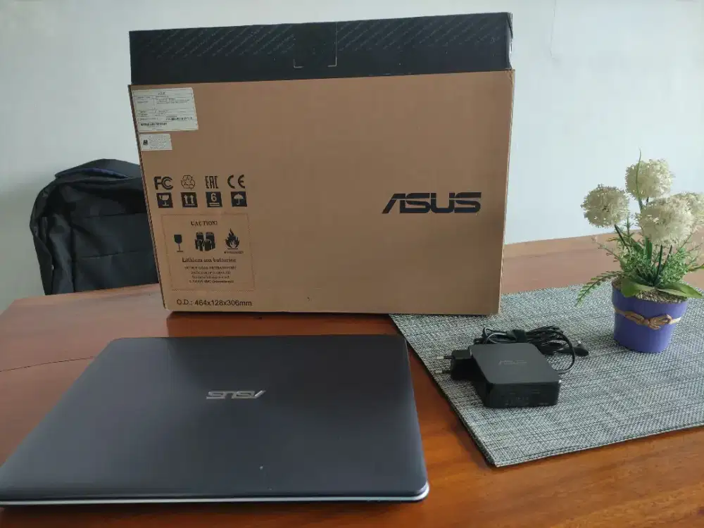 Laptop Asus Vivobook A442UR