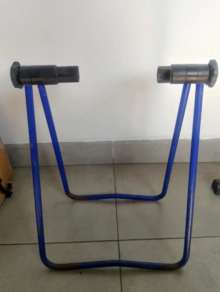 paddock standar sepeda warna biru