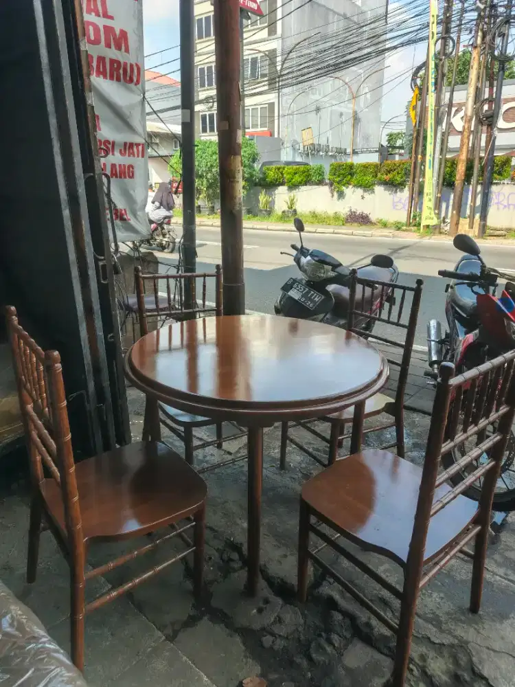 Meja makan bulat + 4 buah kursi makan