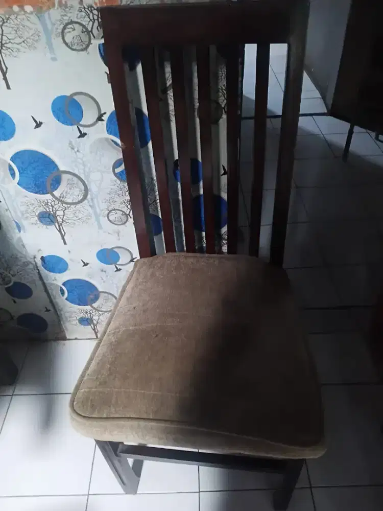 Jual cpt meja makan 4 kursi,kndisi msh kokoh,kuat n msh bagus